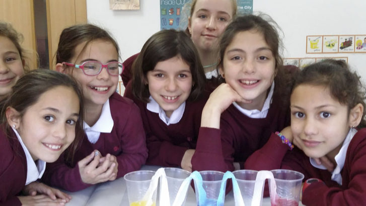 Alumnas de primaria realizan una investigación sobre Isabel II 1