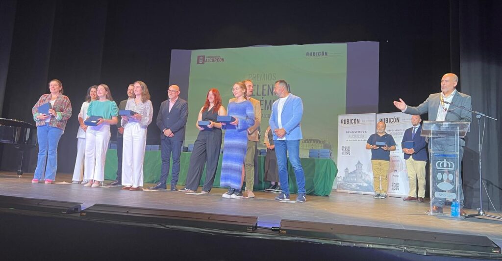 premios reconocimiento de excelencia academica 2025