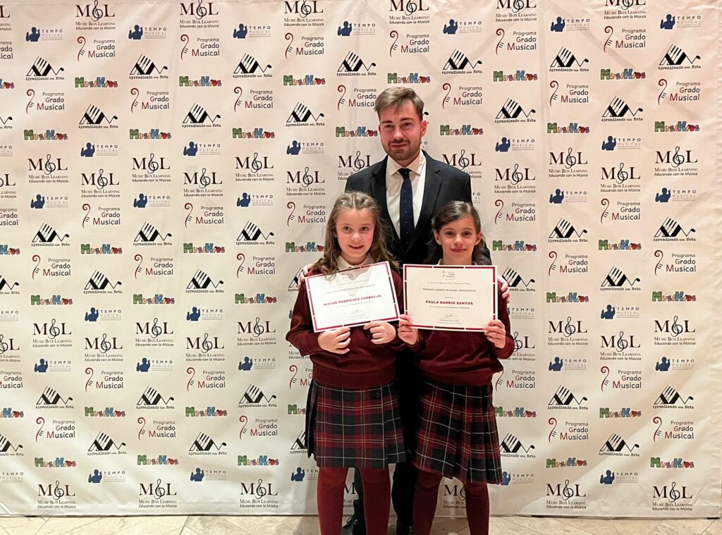 Dos alumnas de 4º Primaria reciben el Premios Grado Musical 25-26 a la Excelencia 3